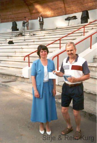 Sirje ja Rein Kurg amfiteatri treppide juures seismas