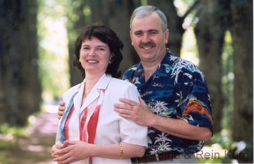 Sirje ja Rein Kurg embamas puude taustal