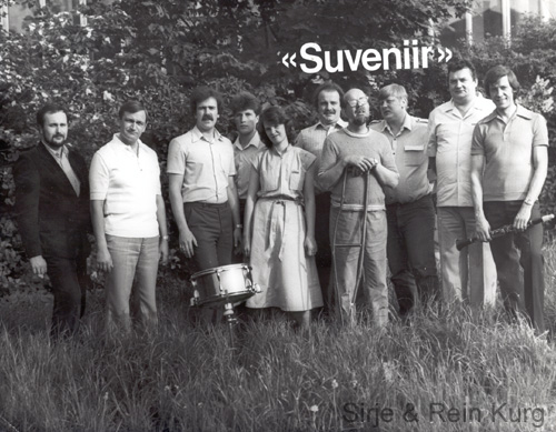 Ansambel Suveniir mustvalgel grupifotol vabas õhus, ees väiketrumm